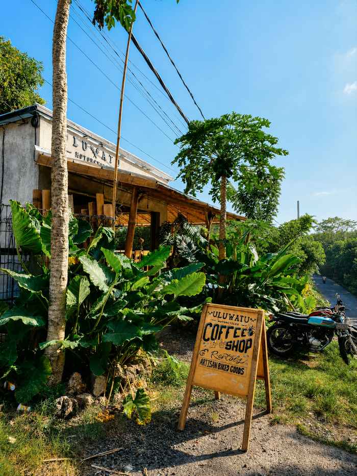 Cafés & shops